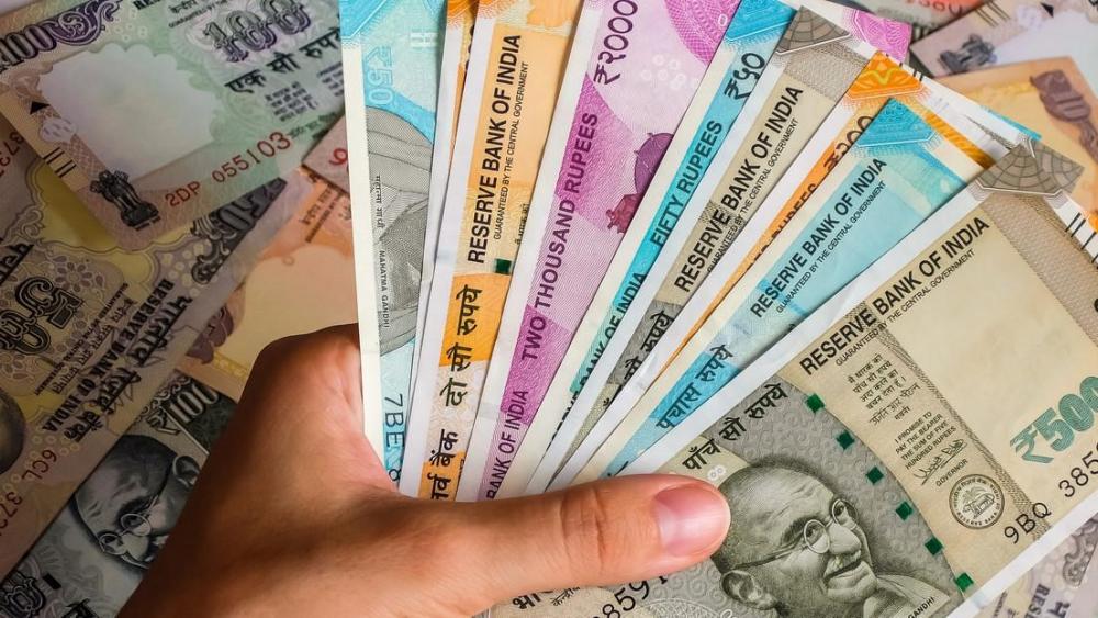 ¿Un nuevo golpe al dólar? 8 países abren cuentas especiales en la India para efectuar pagos en rupias