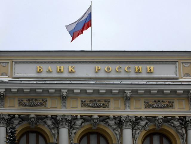 El Banco de Rusia intenta desinflar el rublo bajando las tasas 300 puntos básicos en una reunión de urgencia