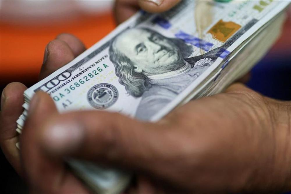 Dólar opera con tendencia mixta