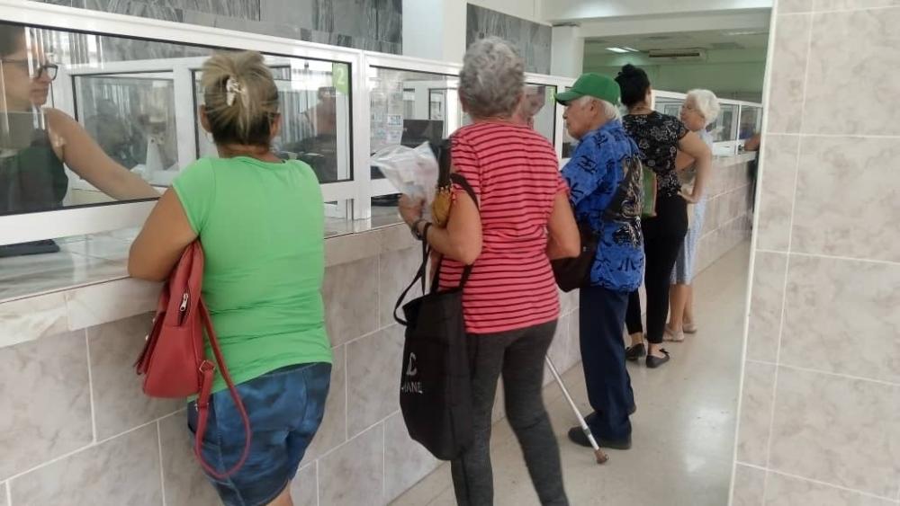 Imagen relacionada con la noticia :Inicia con éxito pago a jubilados y pensionados cubanos