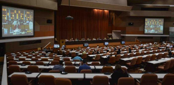 Imagen relacionada con la noticia :Asiste Díaz-Canel a debate parlamentario sobre dos proyectos de leyes