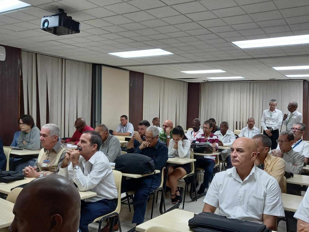 Imagen relacionada con la noticia :En Banco Central de Cuba, sentido tributo por el Día de las FAR