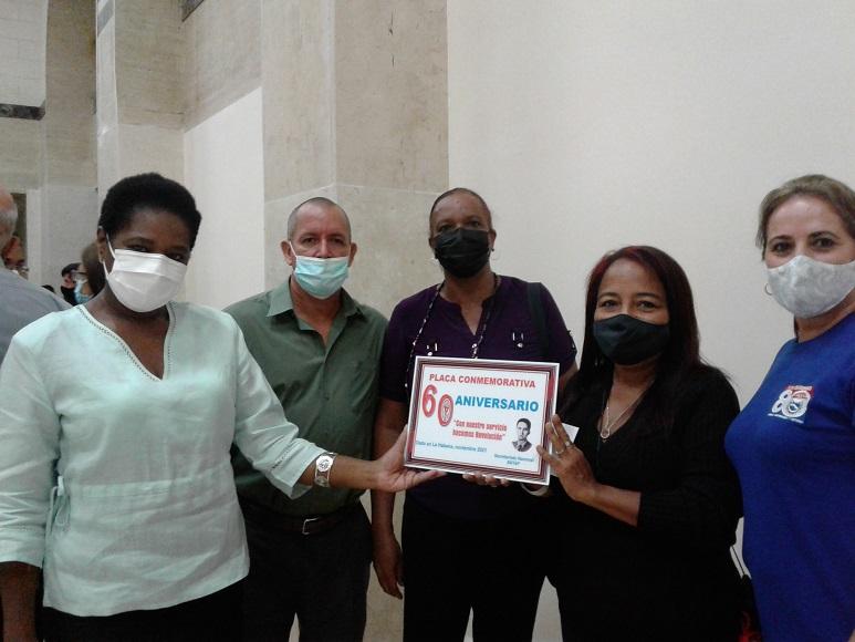 Imagen relacionada con la noticia :Entrega el Sindicato Nacional de Trabajadores de la Administración Pública reconocimiento al Banco Central de Cuba