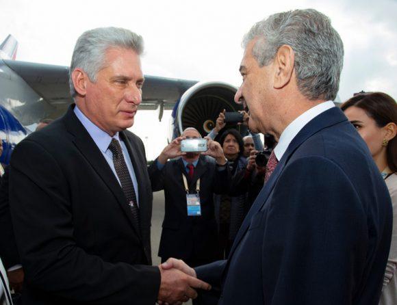 Imagen relacionada con la noticia :Presidente cubano arriba a Azerbaiyán para participar en la XVIII Cumbre de Países No Alineados