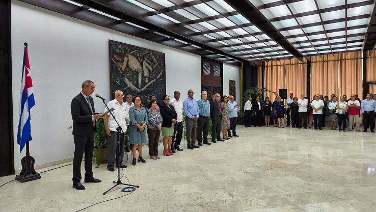 Imagen relacionada con la noticia :Acto de condecoración a bancarios cubanos de las oficinas centrales