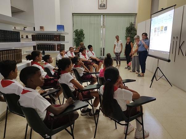 Imagen relacionada con la noticia :Papel de la tecnología en la sociedad, los niños y la banca